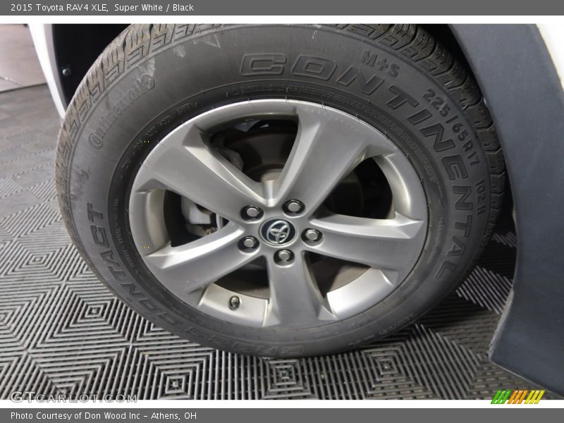 Super White / Black 2015 Toyota RAV4 XLE