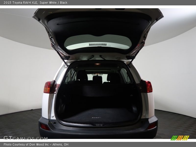 Super White / Black 2015 Toyota RAV4 XLE
