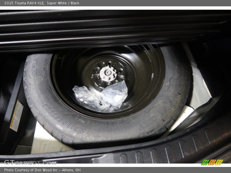 Super White / Black 2015 Toyota RAV4 XLE