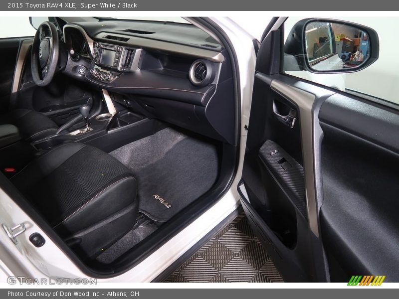 Super White / Black 2015 Toyota RAV4 XLE
