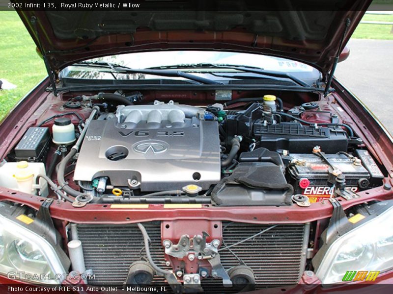 Royal Ruby Metallic / Willow 2002 Infiniti I 35