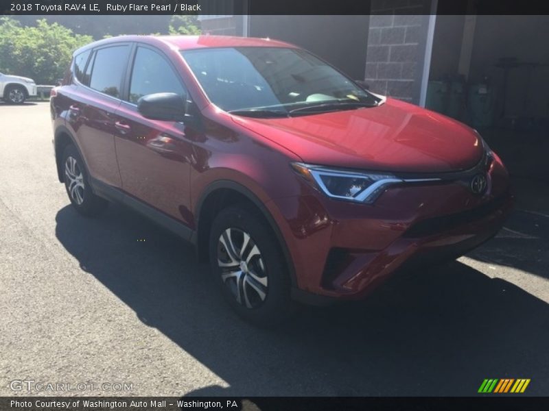 Ruby Flare Pearl / Black 2018 Toyota RAV4 LE