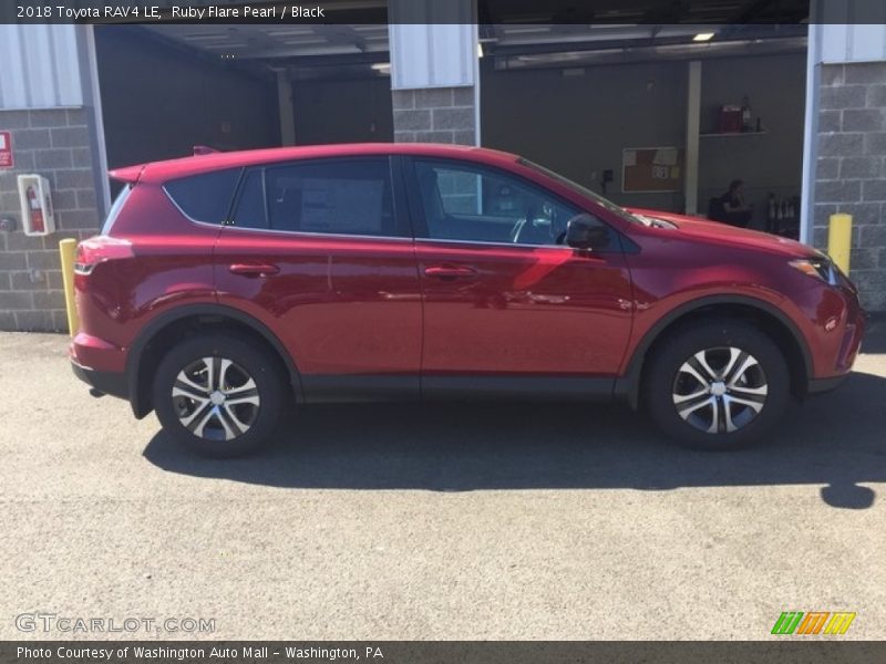 Ruby Flare Pearl / Black 2018 Toyota RAV4 LE