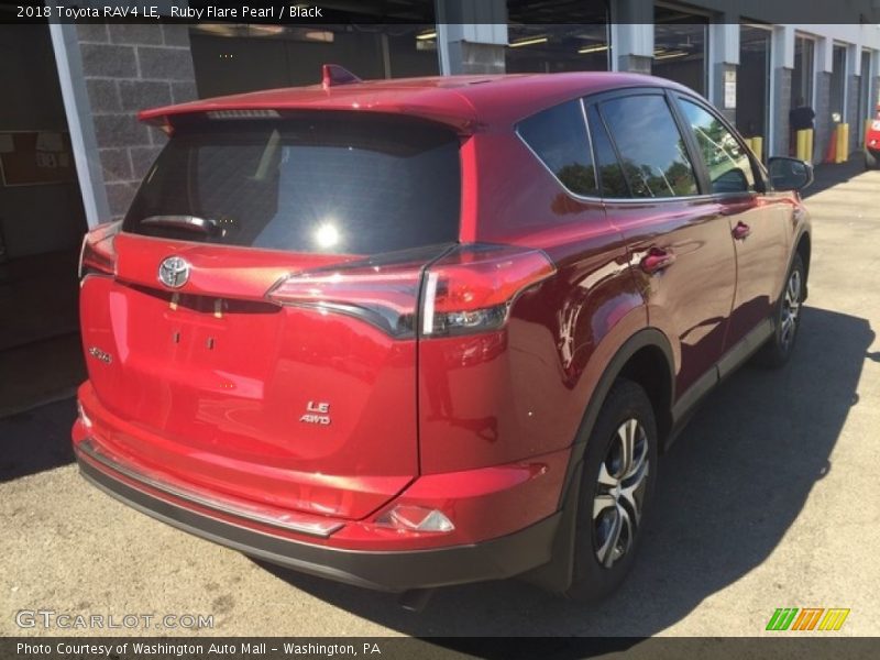 Ruby Flare Pearl / Black 2018 Toyota RAV4 LE