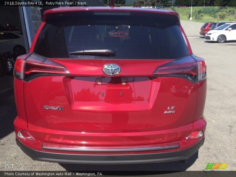 Ruby Flare Pearl / Black 2018 Toyota RAV4 LE