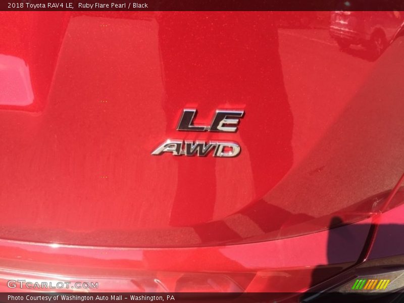 Ruby Flare Pearl / Black 2018 Toyota RAV4 LE
