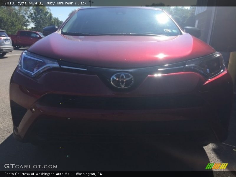 Ruby Flare Pearl / Black 2018 Toyota RAV4 LE