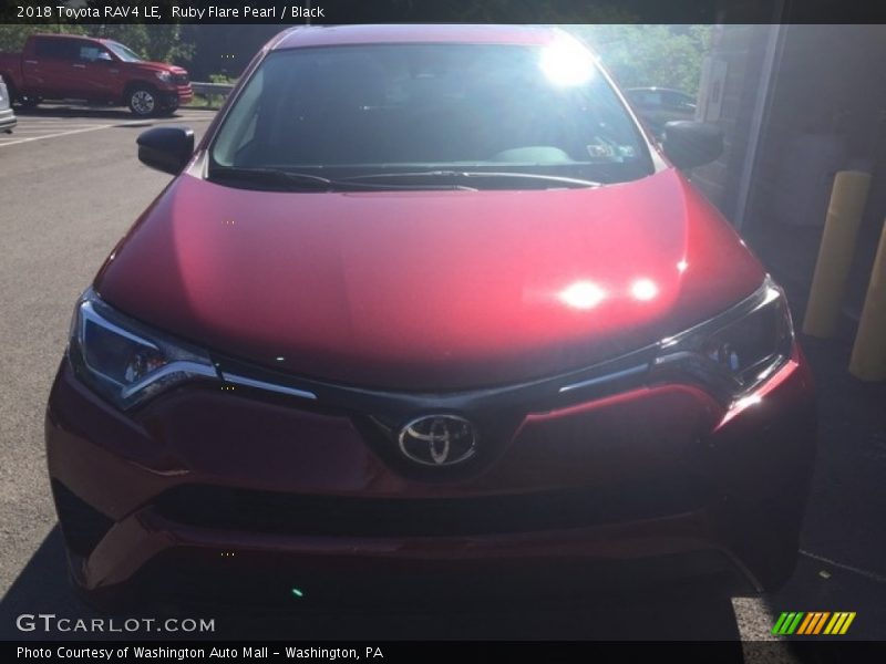 Ruby Flare Pearl / Black 2018 Toyota RAV4 LE