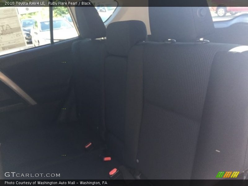 Ruby Flare Pearl / Black 2018 Toyota RAV4 LE