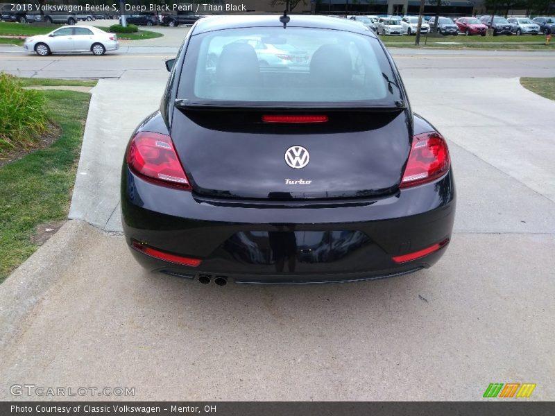 Deep Black Pearl / Titan Black 2018 Volkswagen Beetle S