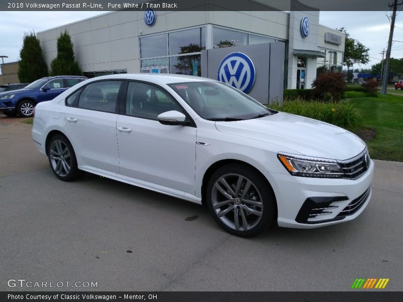 Front 3/4 View of 2018 Passat R-Line