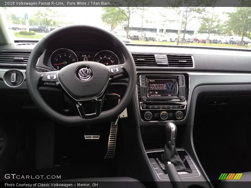 Pure White / Titan Black 2018 Volkswagen Passat R-Line