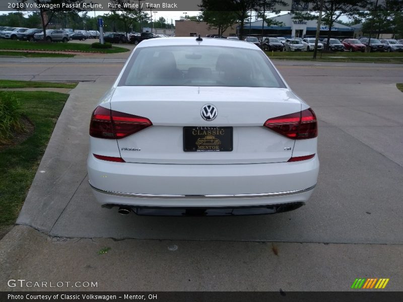 Pure White / Titan Black 2018 Volkswagen Passat R-Line