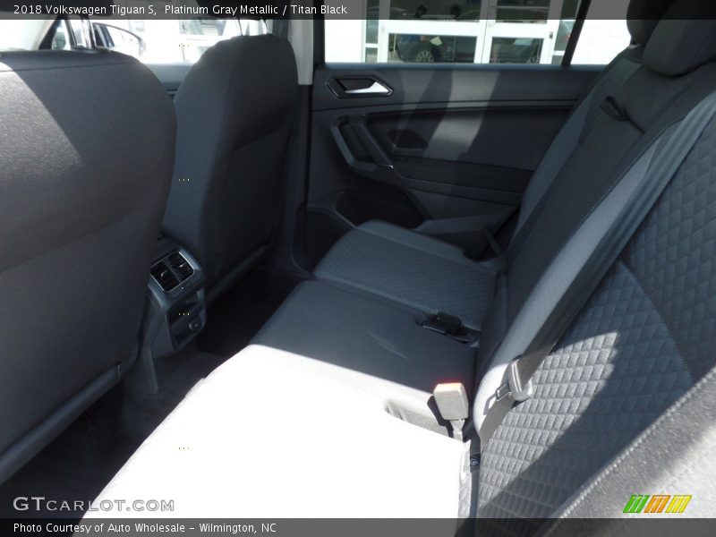 Platinum Gray Metallic / Titan Black 2018 Volkswagen Tiguan S