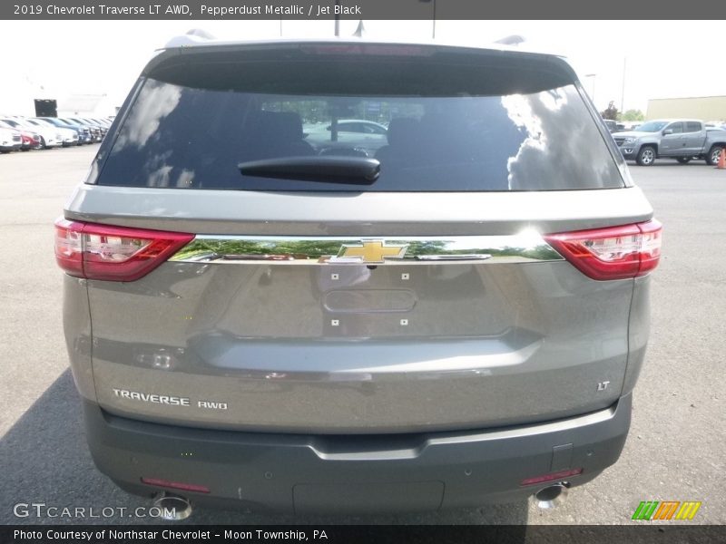 Pepperdust Metallic / Jet Black 2019 Chevrolet Traverse LT AWD