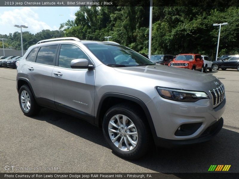 Front 3/4 View of 2019 Cherokee Latitude 4x4