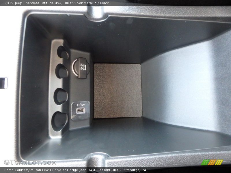 Billet Silver Metallic / Black 2019 Jeep Cherokee Latitude 4x4