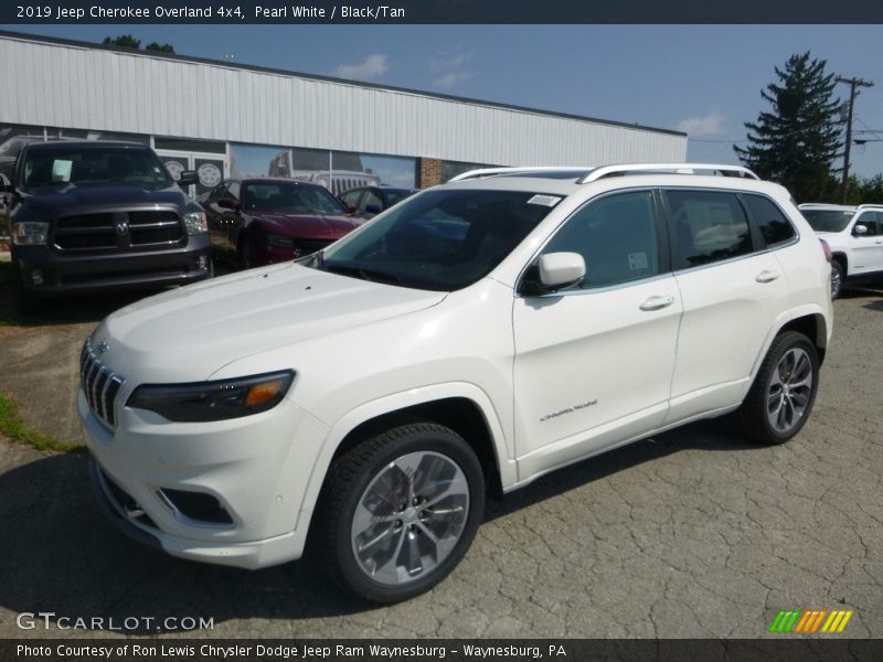 Front 3/4 View of 2019 Cherokee Overland 4x4
