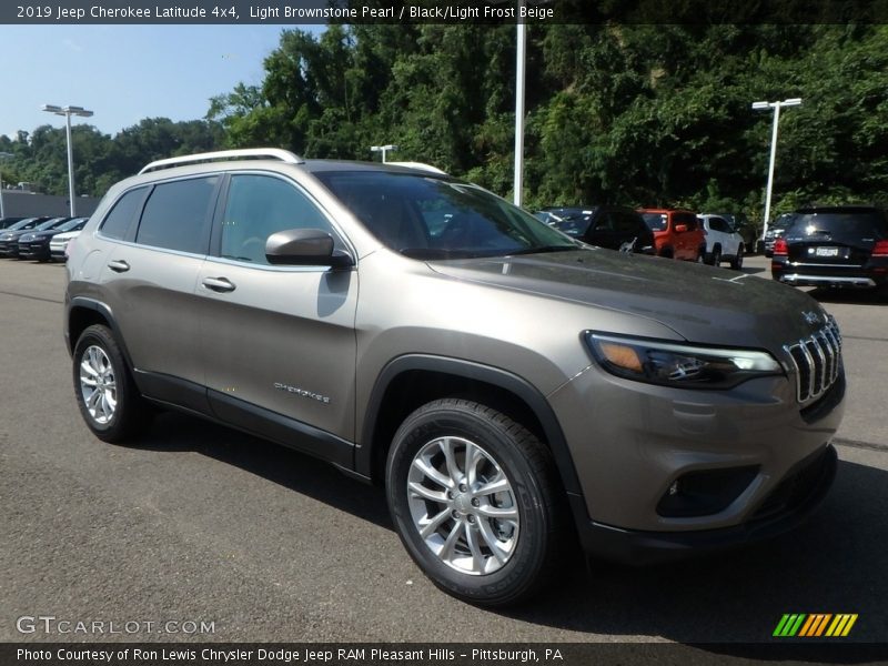 Front 3/4 View of 2019 Cherokee Latitude 4x4