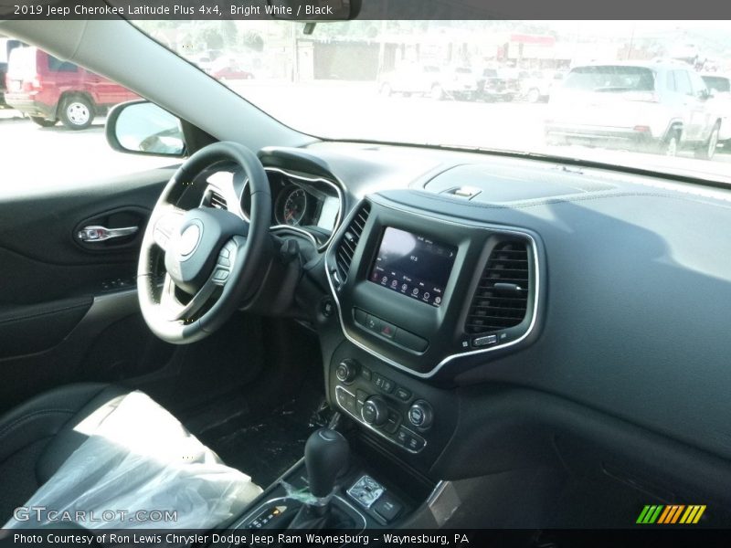 Bright White / Black 2019 Jeep Cherokee Latitude Plus 4x4