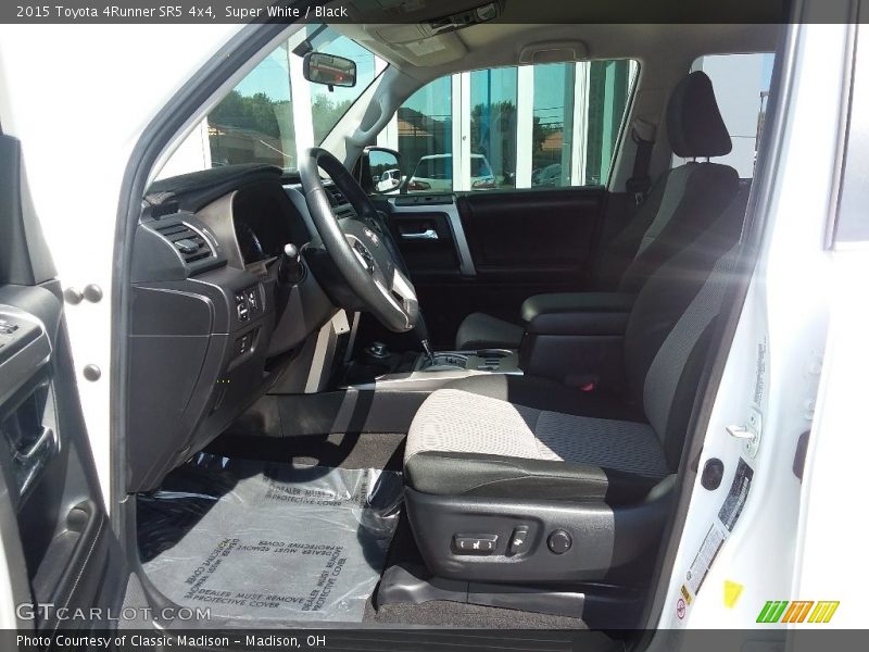 Super White / Black 2015 Toyota 4Runner SR5 4x4