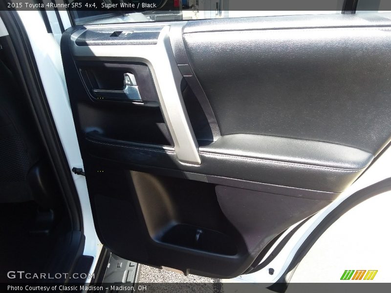 Super White / Black 2015 Toyota 4Runner SR5 4x4