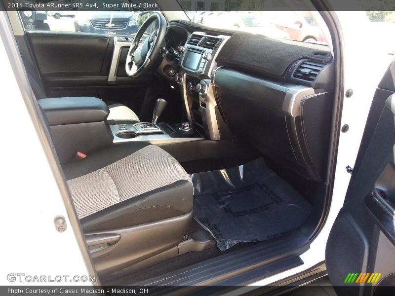 Super White / Black 2015 Toyota 4Runner SR5 4x4