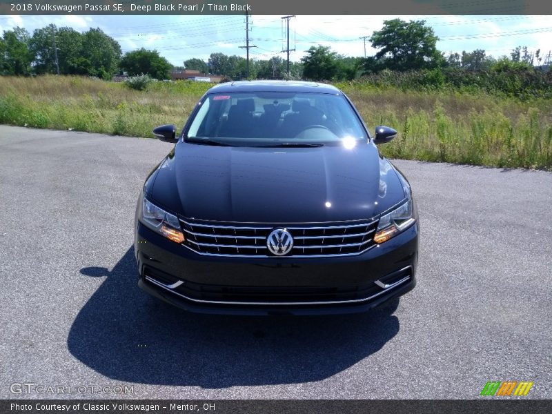 Deep Black Pearl / Titan Black 2018 Volkswagen Passat SE