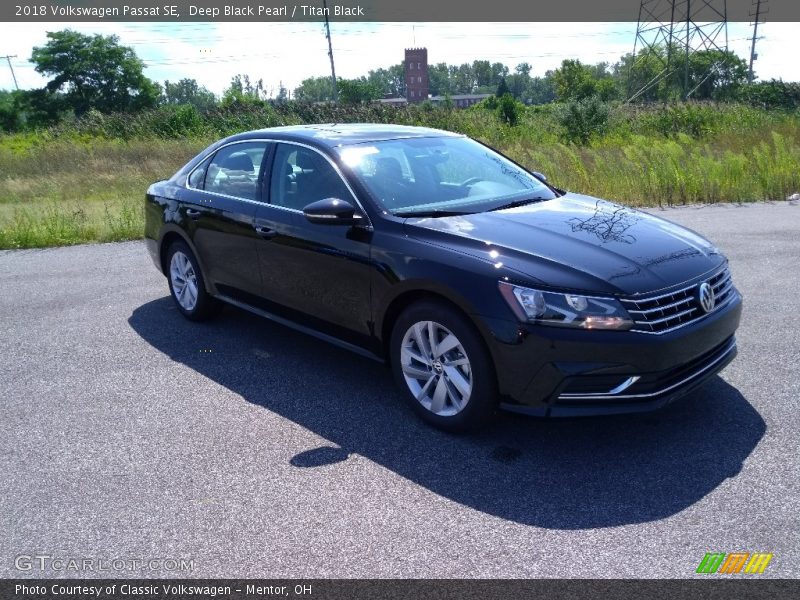 Deep Black Pearl / Titan Black 2018 Volkswagen Passat SE