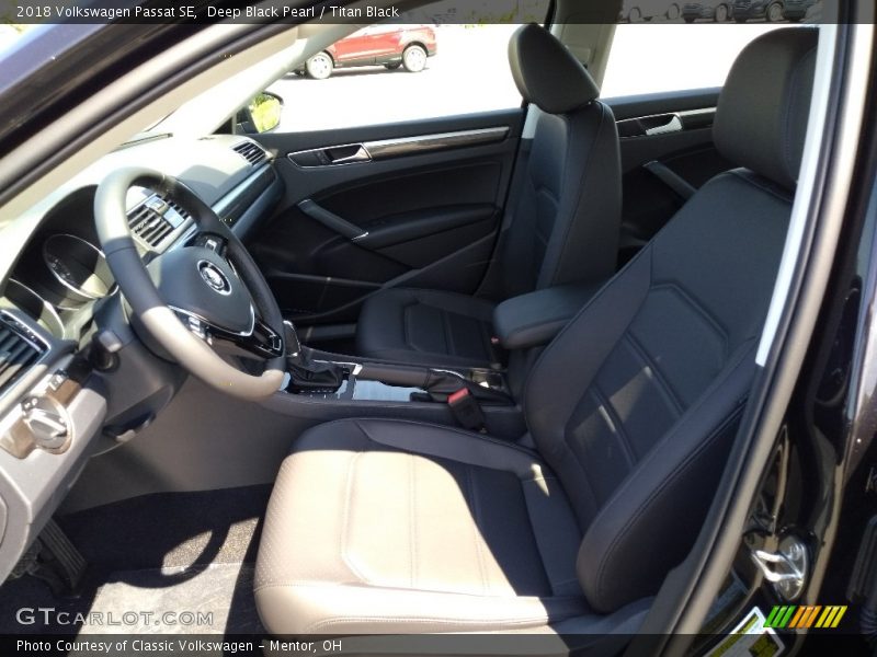 Deep Black Pearl / Titan Black 2018 Volkswagen Passat SE