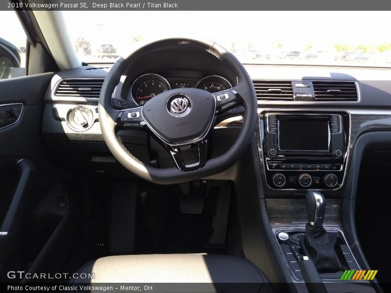 Deep Black Pearl / Titan Black 2018 Volkswagen Passat SE