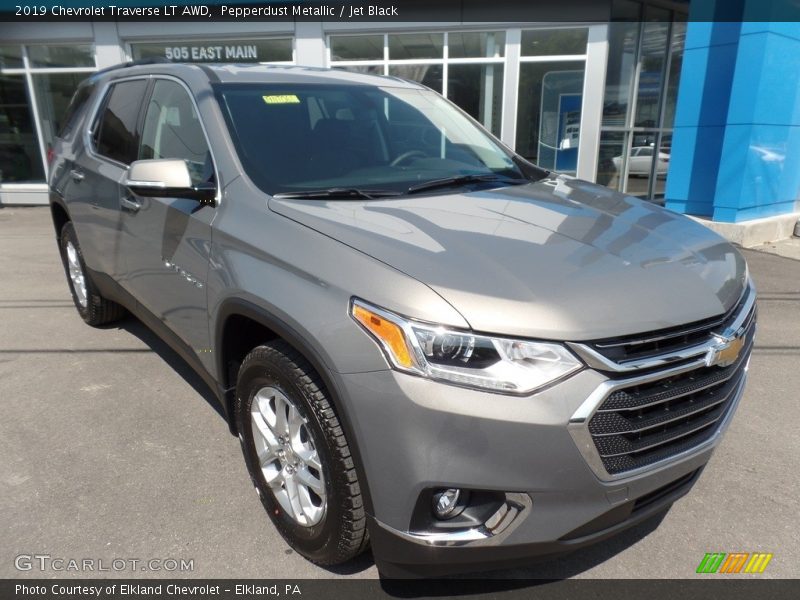 Pepperdust Metallic / Jet Black 2019 Chevrolet Traverse LT AWD
