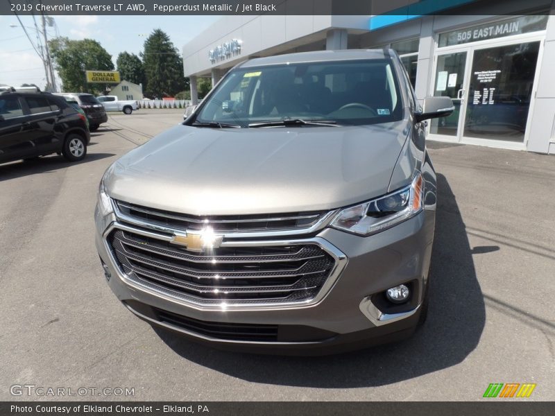 Pepperdust Metallic / Jet Black 2019 Chevrolet Traverse LT AWD