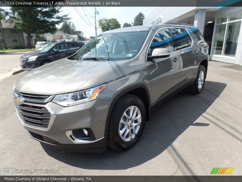 Pepperdust Metallic / Jet Black 2019 Chevrolet Traverse LT AWD