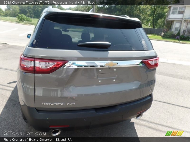 Pepperdust Metallic / Jet Black 2019 Chevrolet Traverse LT AWD