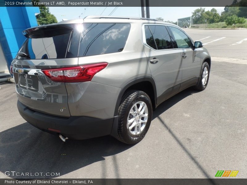 Pepperdust Metallic / Jet Black 2019 Chevrolet Traverse LT AWD