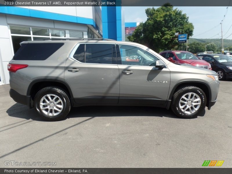 Pepperdust Metallic / Jet Black 2019 Chevrolet Traverse LT AWD