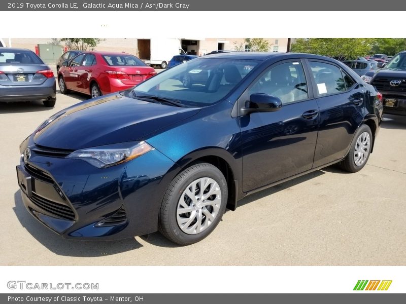 Front 3/4 View of 2019 Corolla LE