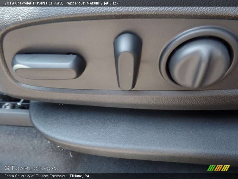 Pepperdust Metallic / Jet Black 2019 Chevrolet Traverse LT AWD