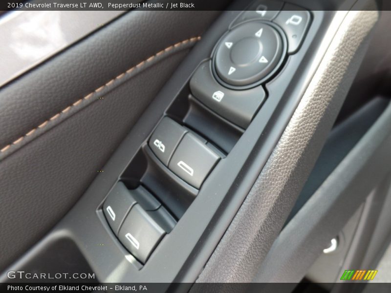 Pepperdust Metallic / Jet Black 2019 Chevrolet Traverse LT AWD
