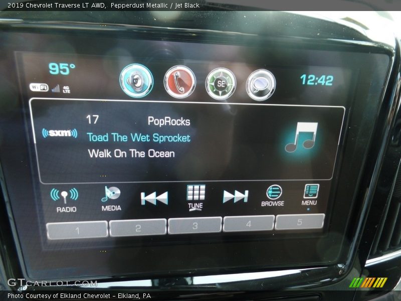 Pepperdust Metallic / Jet Black 2019 Chevrolet Traverse LT AWD