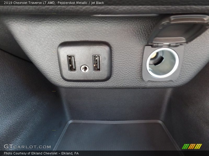 Pepperdust Metallic / Jet Black 2019 Chevrolet Traverse LT AWD