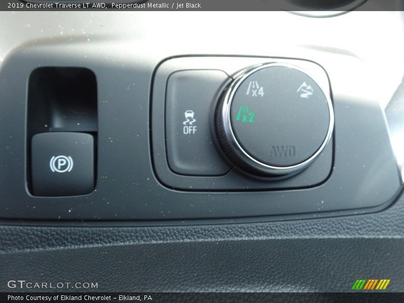 Pepperdust Metallic / Jet Black 2019 Chevrolet Traverse LT AWD