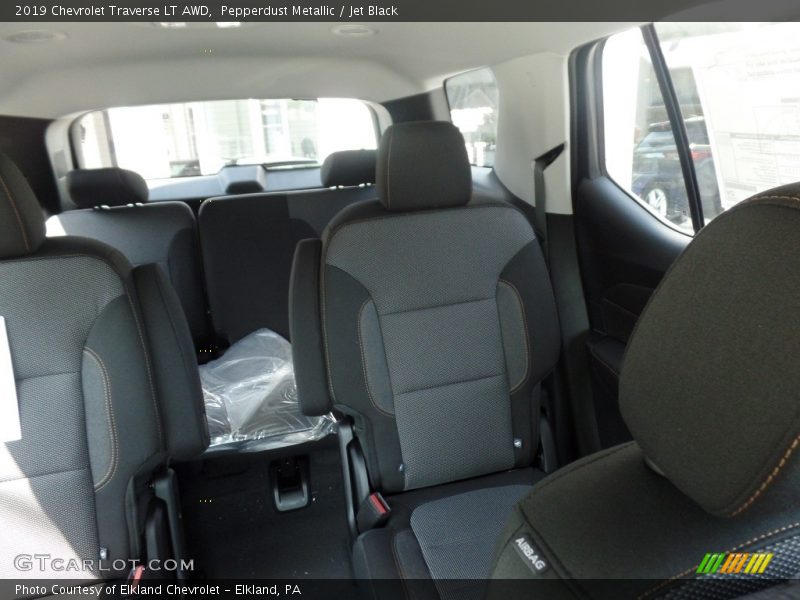Pepperdust Metallic / Jet Black 2019 Chevrolet Traverse LT AWD