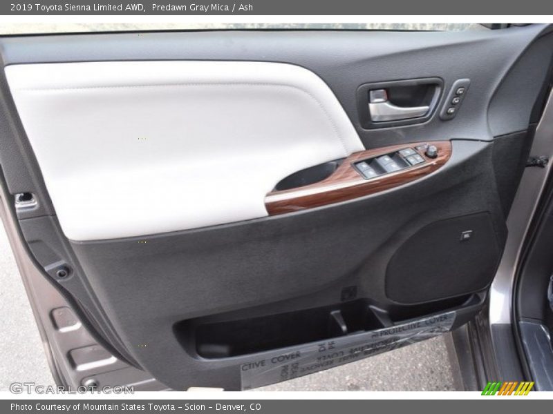Door Panel of 2019 Sienna Limited AWD
