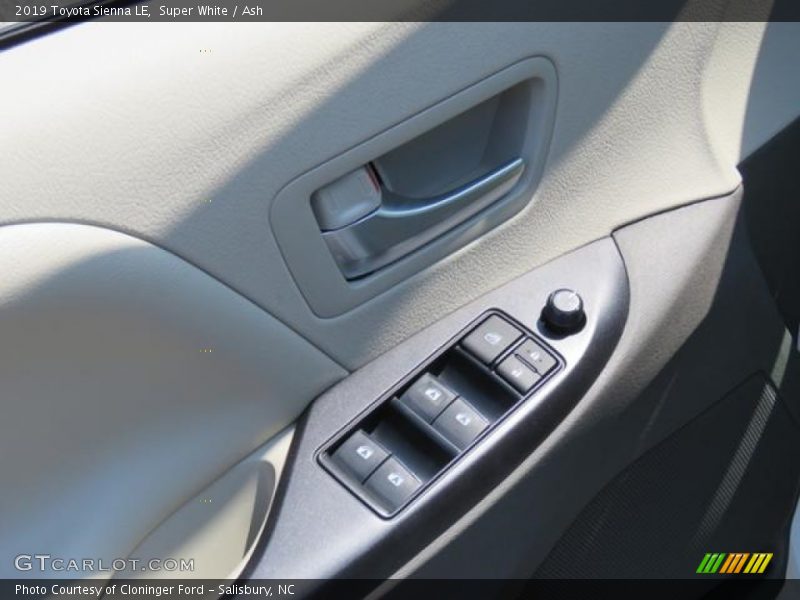 Super White / Ash 2019 Toyota Sienna LE