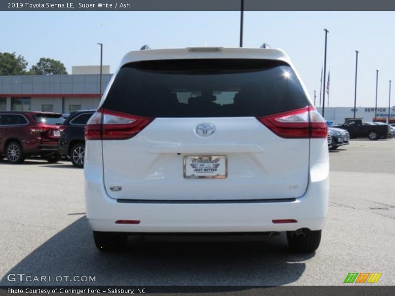 Super White / Ash 2019 Toyota Sienna LE