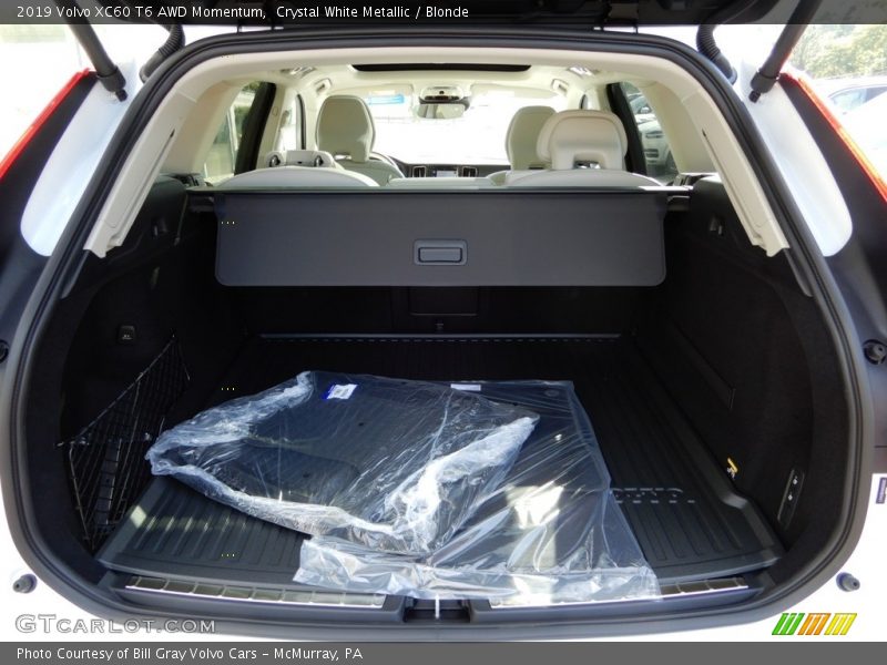 Crystal White Metallic / Blonde 2019 Volvo XC60 T6 AWD Momentum