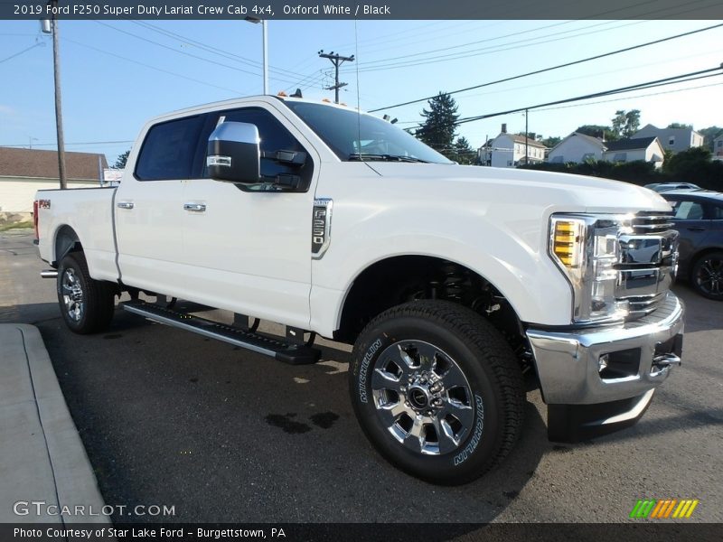 Front 3/4 View of 2019 F250 Super Duty Lariat Crew Cab 4x4