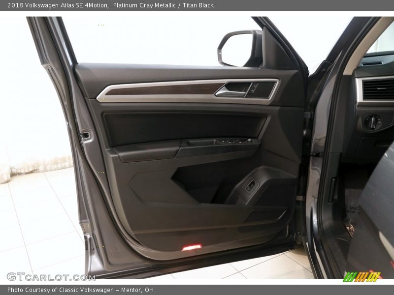 Platinum Gray Metallic / Titan Black 2018 Volkswagen Atlas SE 4Motion